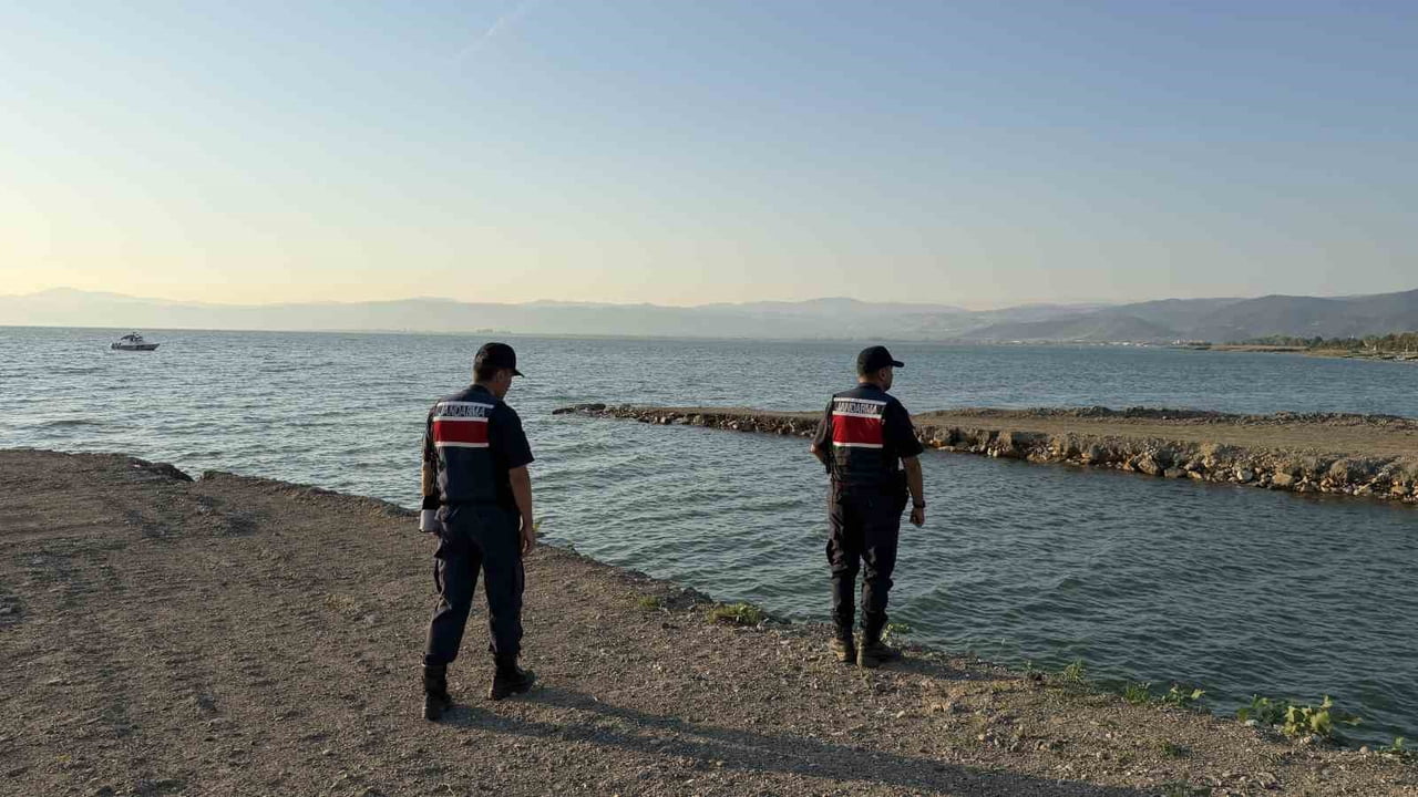 BURSA’DA İZNİK GÖLÜNDE OĞLU YİĞİT ÇAĞLAYAN(8) İLE YÜZMEK İSTEYEN EMEKLİ POLİS MEMURU SİNAN...