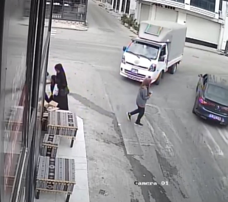 BURSA’DA KAMYONETİN ÇARPTIĞI YAŞLI KADIN AĞIR YARALANIRKEN, KORKU DOLU KAZA ANI GÜVENLİK...