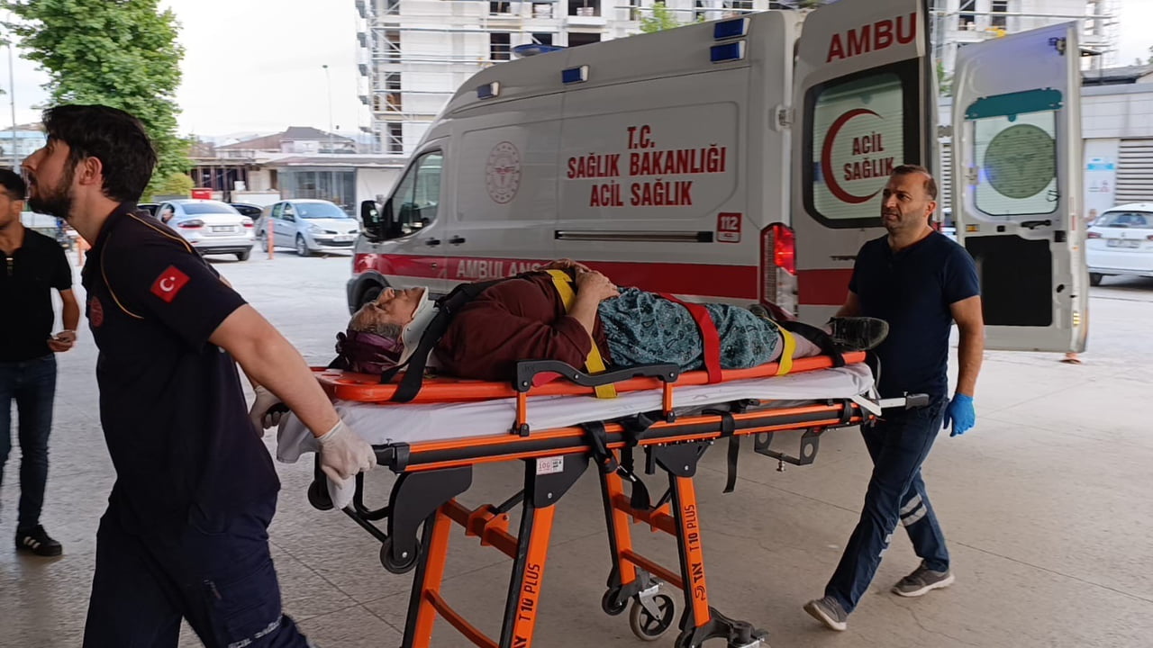 BURSA’DA KİRAZ TOPLAMAK İÇİN AĞACA ÇIKAN KİŞİ, DÜŞEREK YARALANDI