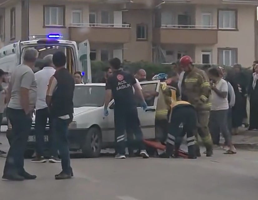 BURSA’DA MİNİBÜS İLE OTOMOBİL ÇARPIŞTI : 3’Ü ÇOCUK 9 YARALI