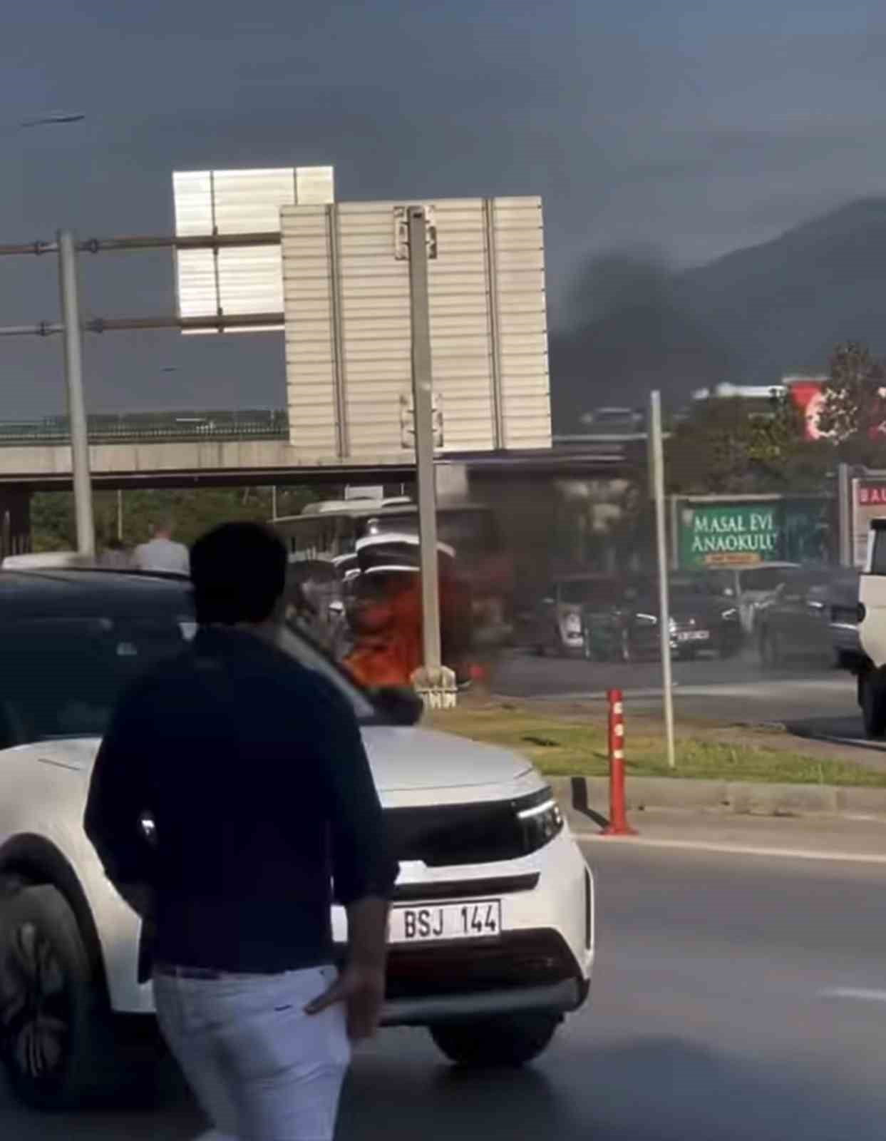 BURSA’DA SEYİR HALİNDEYKEN ALEV ALAN OTOMOBİL, KISA SÜREDE ALEV TOPUNA DÖNDÜ. YANGIN İTFAİYE...
