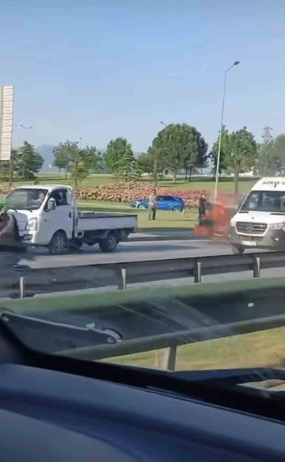 BURSA’DA SEYİR HALİNDEYKEN ALEV ALAN OTOMOBİL, KISA SÜREDE ALEV TOPUNA DÖNDÜ. YANGIN İTFAİYE...