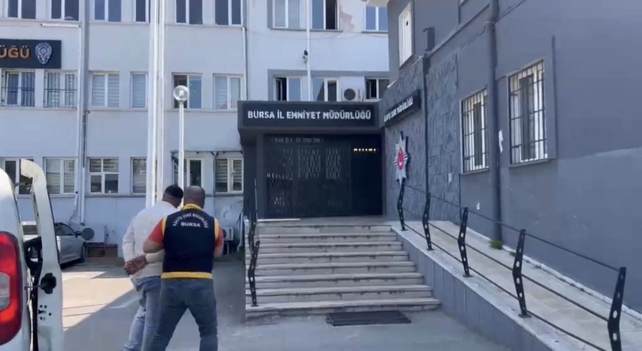 BURSA’DA SOKAK ORTASINDA KURŞUN YAĞDIRAN ŞÜPHELİ 1 SAAT GEÇMEDEN YAKALANDI