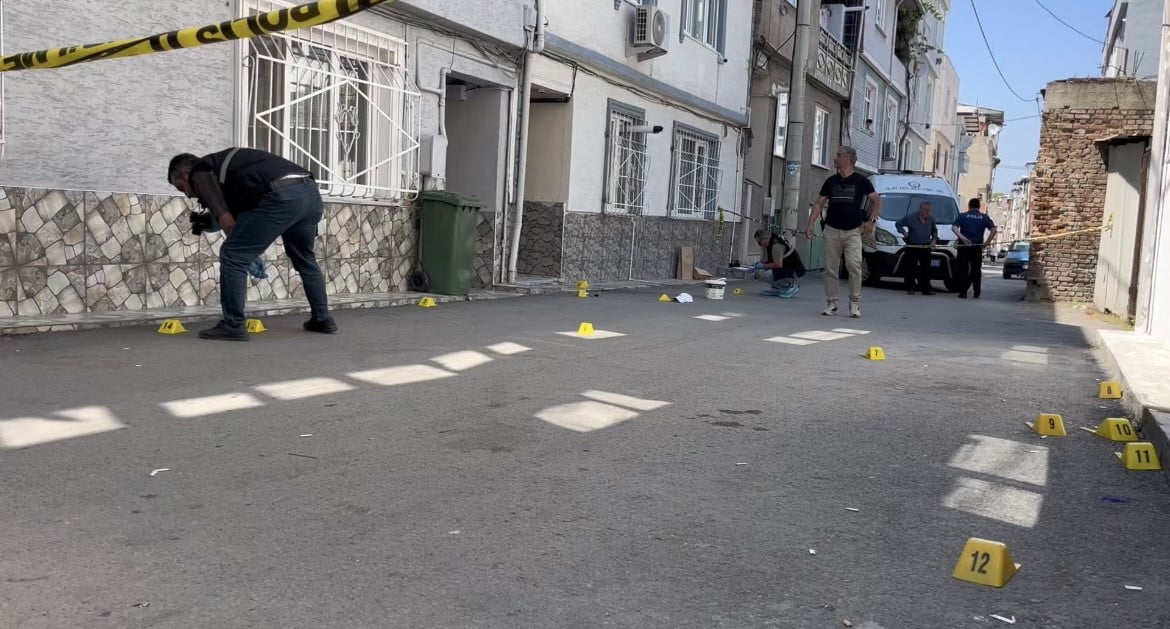BURSA’DA SOKAK ORTASINDA KURŞUN YAĞMURU… 5 KURŞUNUN İSABET ETTİĞİ KİŞİ AĞIR YARALANDI