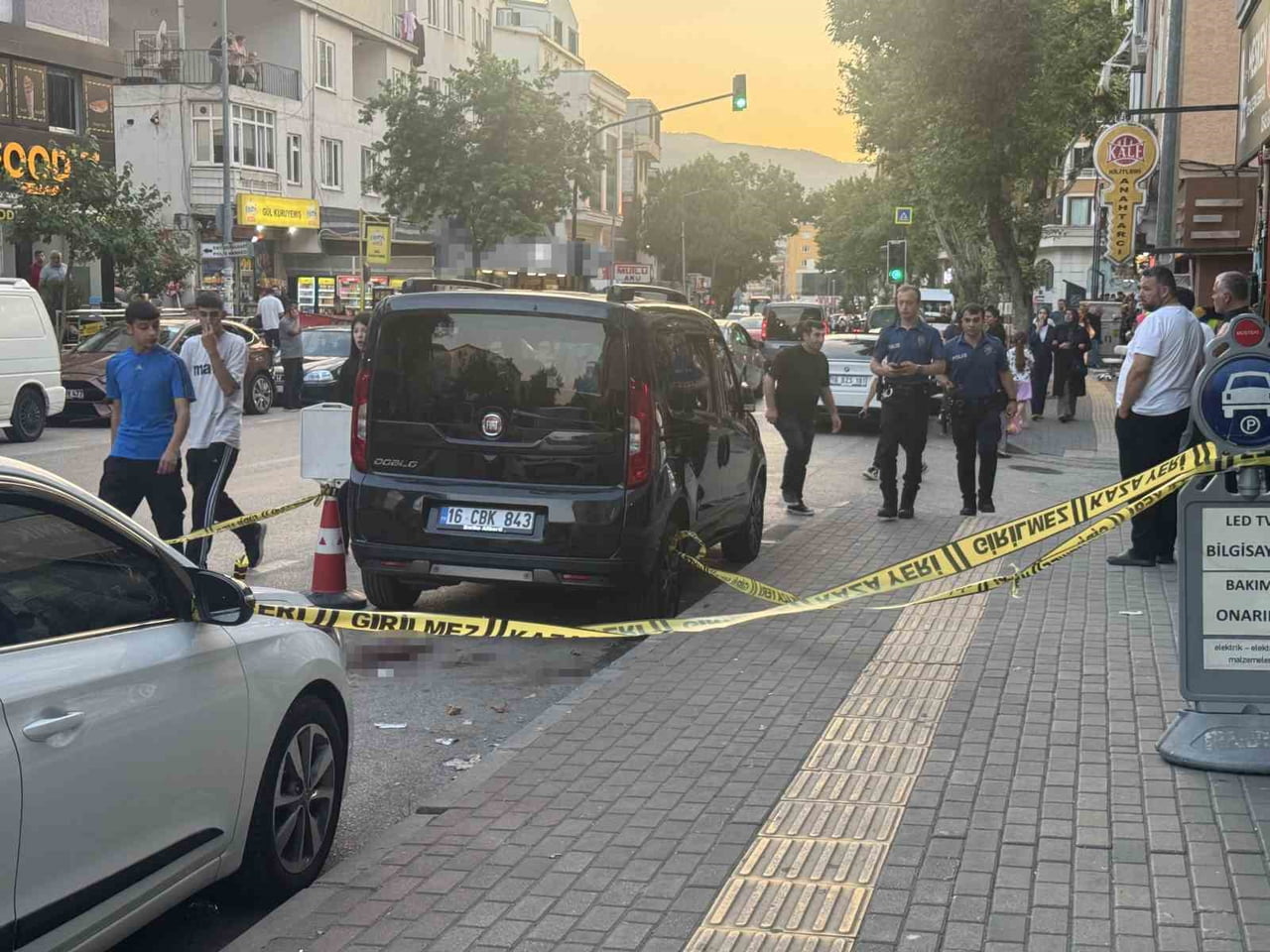 BURSA’DA SOSYAL MEDYA ÜZERİNDEN BAŞLAYAN HUSUMETİN BIÇAKLI KAVGAYA DÖNÜŞTÜĞÜ OLAYDA, 22 YAŞINDAKİ...