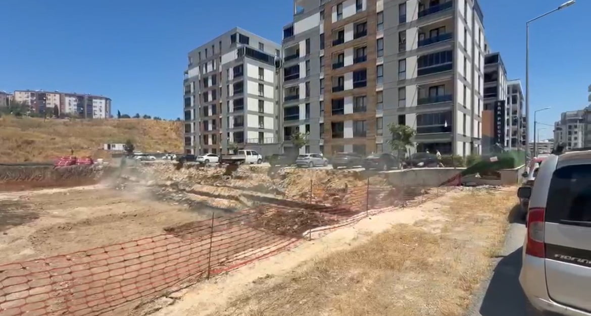 BURSA’DA YAPIMI DEVAM EDEN BİR İNŞAATIN YANINDA BULUNAN BİR SİTENİN İSTİNAT DUVARI BÜYÜK BİR...