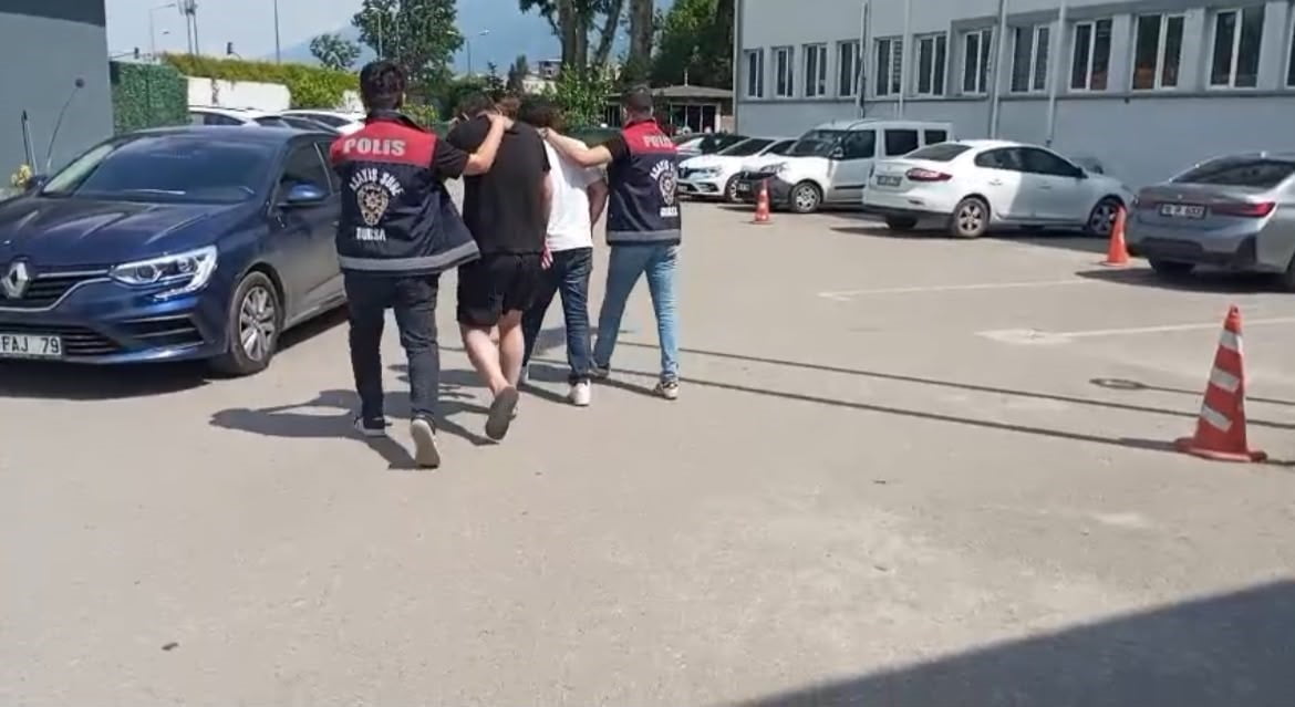 BURSA’DA ‘YEĞENİM ZOR DURUMDA’ YALANIYLA ALTIN VURGUNU YAŞLI KADINI DOLANDIRAN 2 ŞÜPHELİ...