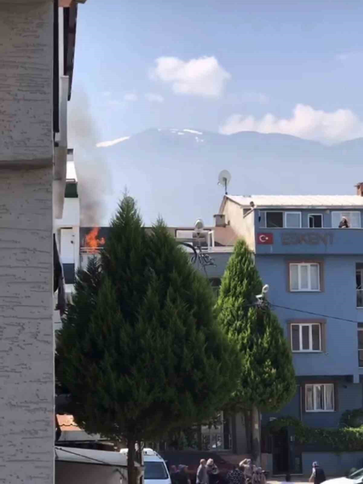 BURSA’NIN BİR BİNANIN ÇATISINDA ÇIKAN YANGIN, EKİPLERİN HIZLI MÜDAHALESİ SAYESİNDE BÜYÜMEDEN...
