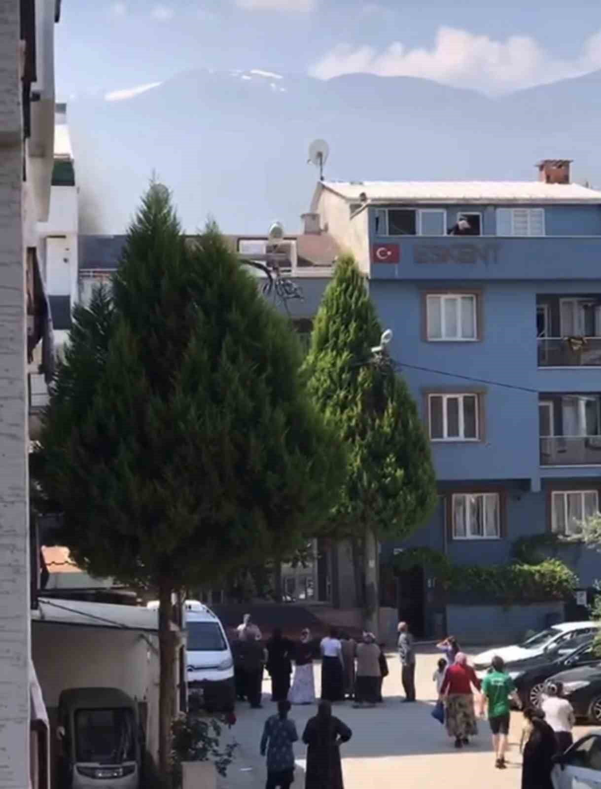 BURSA’NIN BİR BİNANIN ÇATISINDA ÇIKAN YANGIN, EKİPLERİN HIZLI MÜDAHALESİ SAYESİNDE BÜYÜMEDEN...