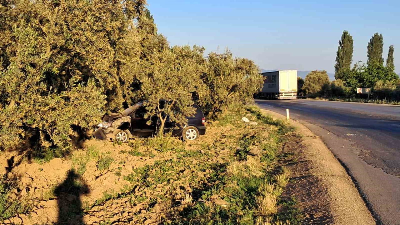 BURSA’NIN İZNİK İLÇESİNDE KONTROLDEN ÇIKAN OTOMOBİLİN AĞACA ÇARPTIĞI KAZADA SÜRÜCÜ, HAVA...