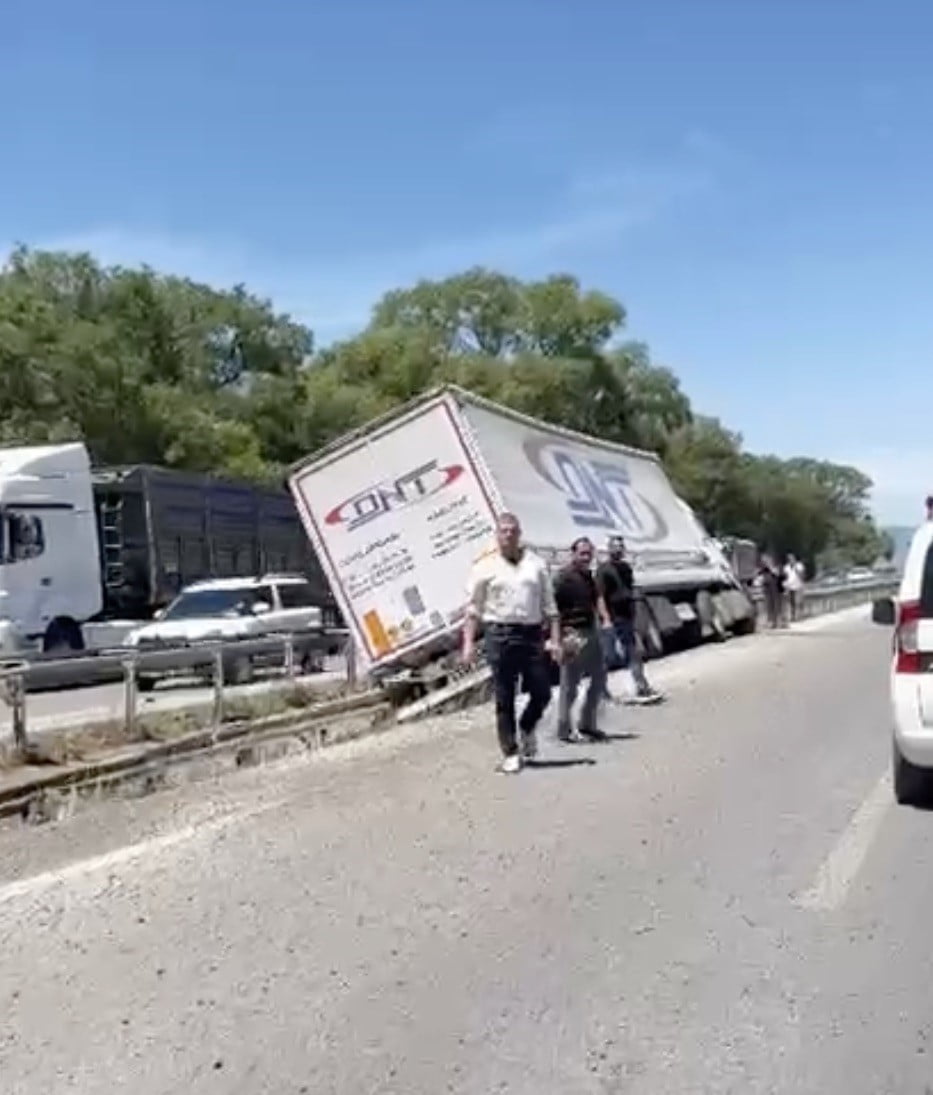 BURSA’NIN KARACABEY İLÇESİNDE ÖN TEKERİ PATLAYAN TIR KONTROLDEN ÇIKARAK ORTA REFÜJE ÇARPARAK...