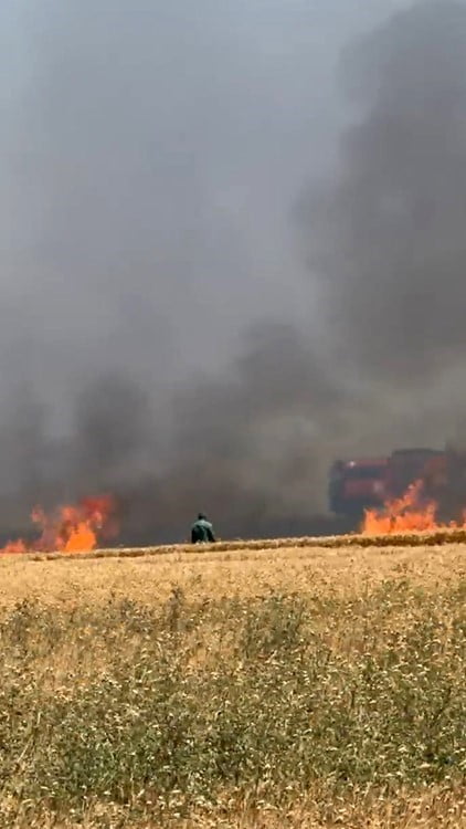 BURSA’NIN KARACABEY İLÇESİNE BAĞLI KİRMİKİR KÖYÜ YOLU ÜZERİNDEKİ BUĞDAY TARLALARI, ALEVLERE TESLİM...