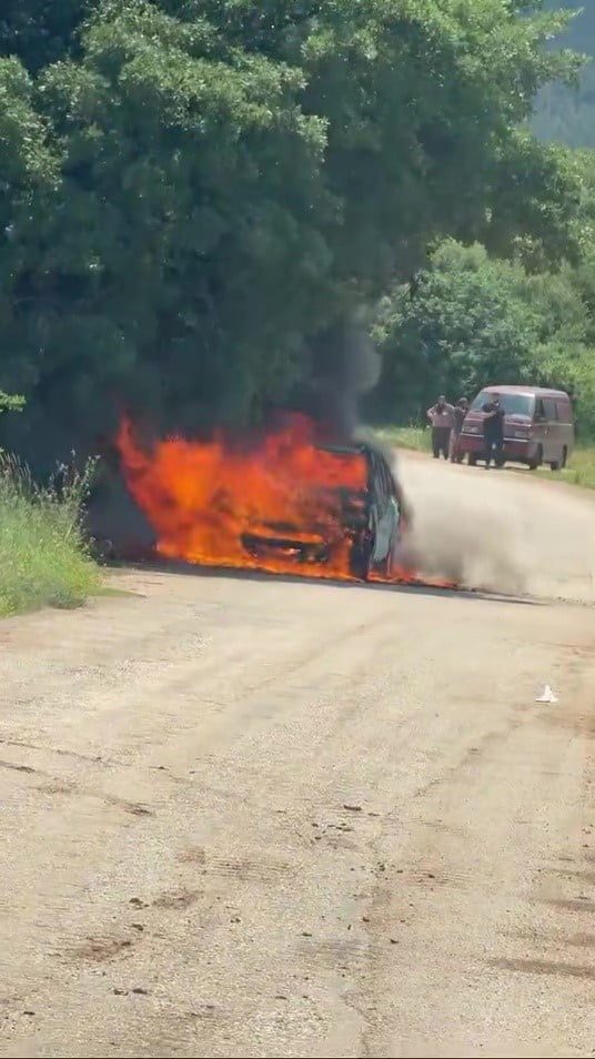 BURSA’NIN KESTEL İLÇESİNDE SEYİR HALİNDEYKEN MOTOR KISMINDAN DUMANLAR YÜKSELEN OTOMOBİL, KISA...