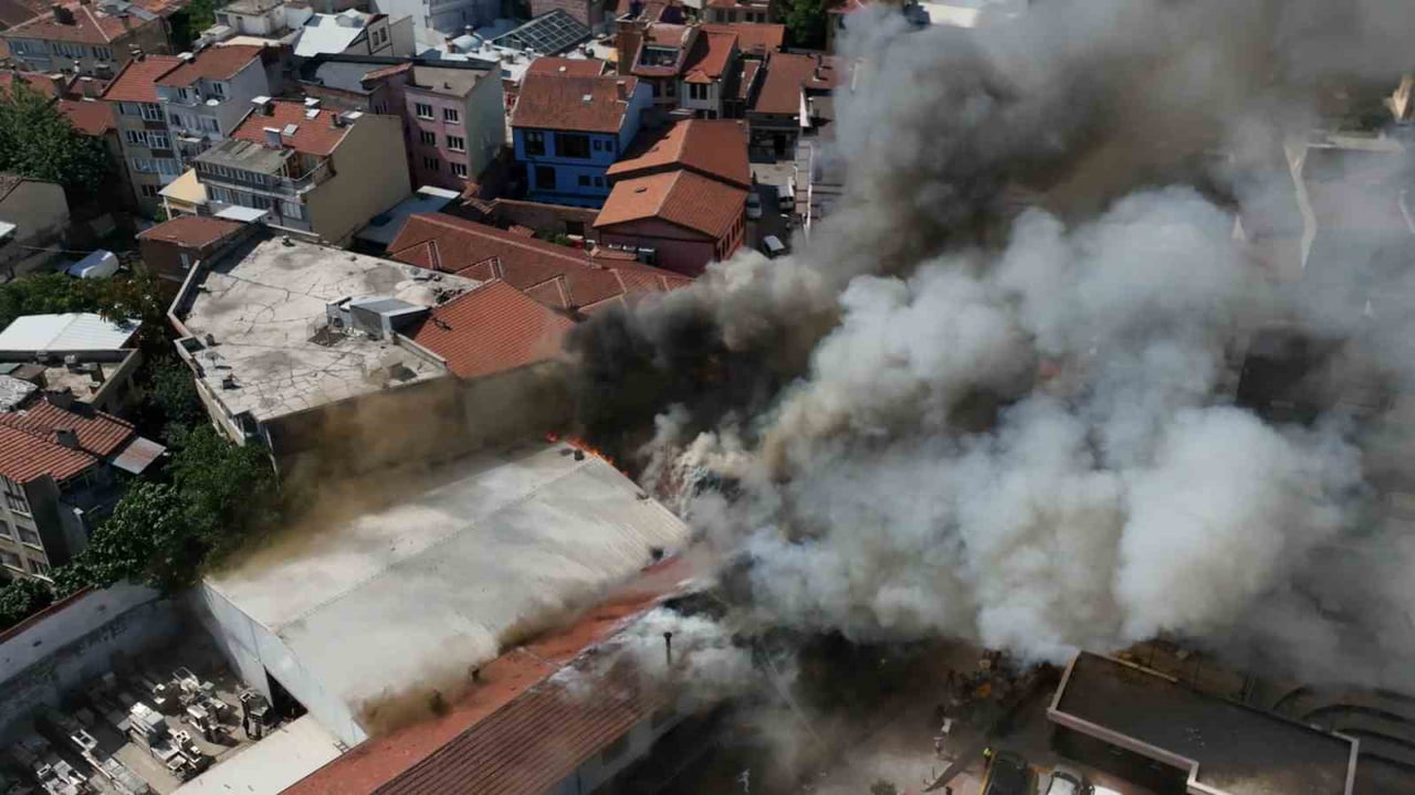 BURSA’NIN TARİHİ KAYHAN ÇARŞISI’NDA ÇIKAN YANGIN 6 İŞLETMEYİ KÜLE ÇEVİRDİ. BURSA BÜYÜKŞEHİR...