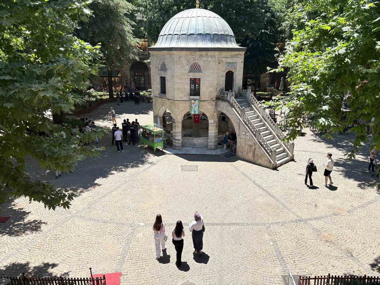 BURSA’NIN TARİHİ SİMGELERİNDEN KOZAHAN’DA AVLU KULLANIMINA İLİŞKİN TARTIŞMA YENİDEN GÜNDEME...