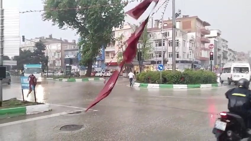 BURSA’NIN YENİŞEHİR İLÇESİNDE SAĞANAK YAĞMUR VE DOLU YAĞIŞI, HAYATI OLUMSUZ ETKİLEDİ. RÜZGARDAN...