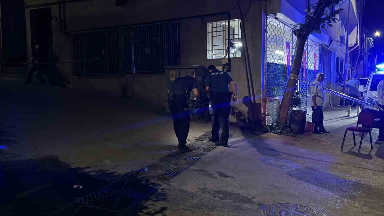 BURSA’NIN YILDIRIM İLÇESİNDE KAHVEDE BAŞLAYAN TARTIŞMA KISA SÜREDE BÜYÜYEREK DIŞARI TAŞTI. YAŞANAN...