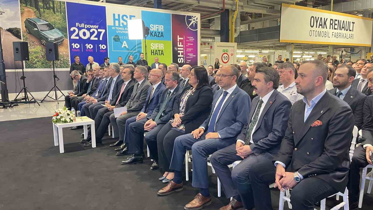 BURSA OYAK RENAULT FABRİKALARI’NDA ÜRETİLEN YENİ RENAULT BOREAL, BANTTAN İNDİRİLME TÖRENİ İÇİN...