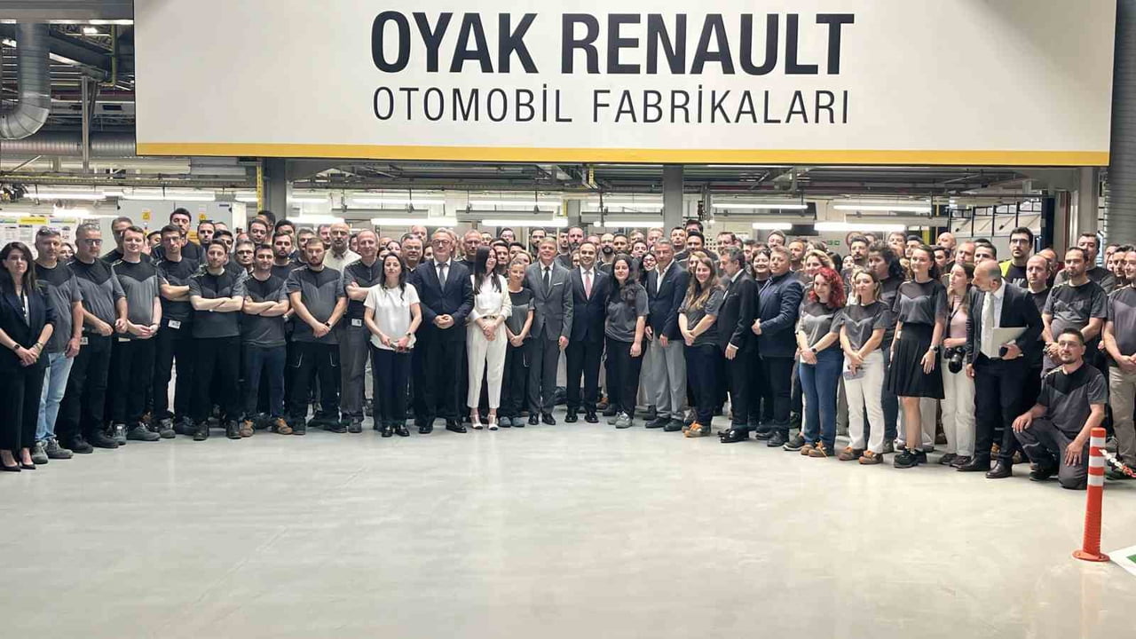 BURSA OYAK RENAULT FABRİKALARI’NDA ÜRETİLEN YENİ RENAULT BOREAL, BANTTAN İNDİRİLME TÖRENİ İÇİN...