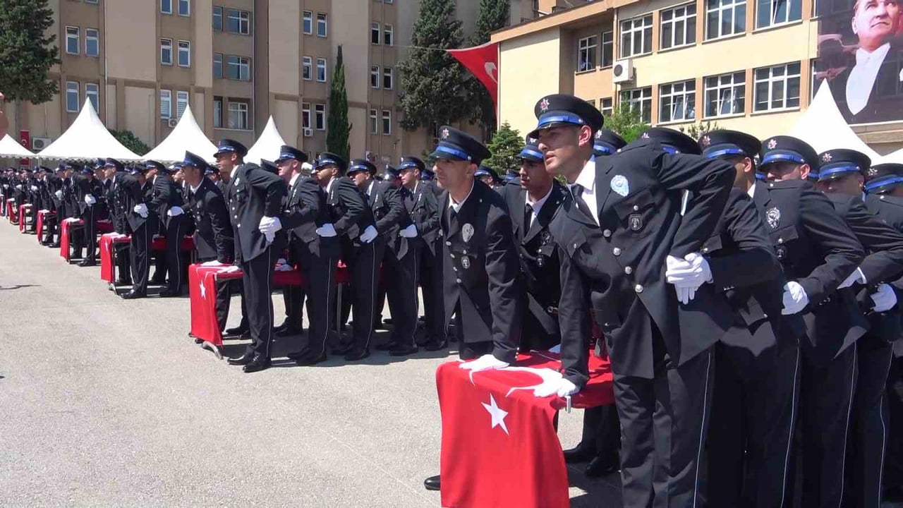 BURSA POLİS MESLEK EĞİTİM MERKEZİ (POMEM) MÜDÜRLÜĞÜ'NDE EĞİTİMLERİNİ BAŞARIYLA TAMAMLAYAN 32....