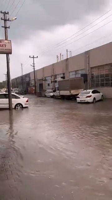 BURSA VALİLİĞİ, BUGÜN ÖĞLE SAATLERİNDEN İTİBAREN KENT GENELİNDE YEREL OLARAK KUVVETLİ SAĞANAK VE...