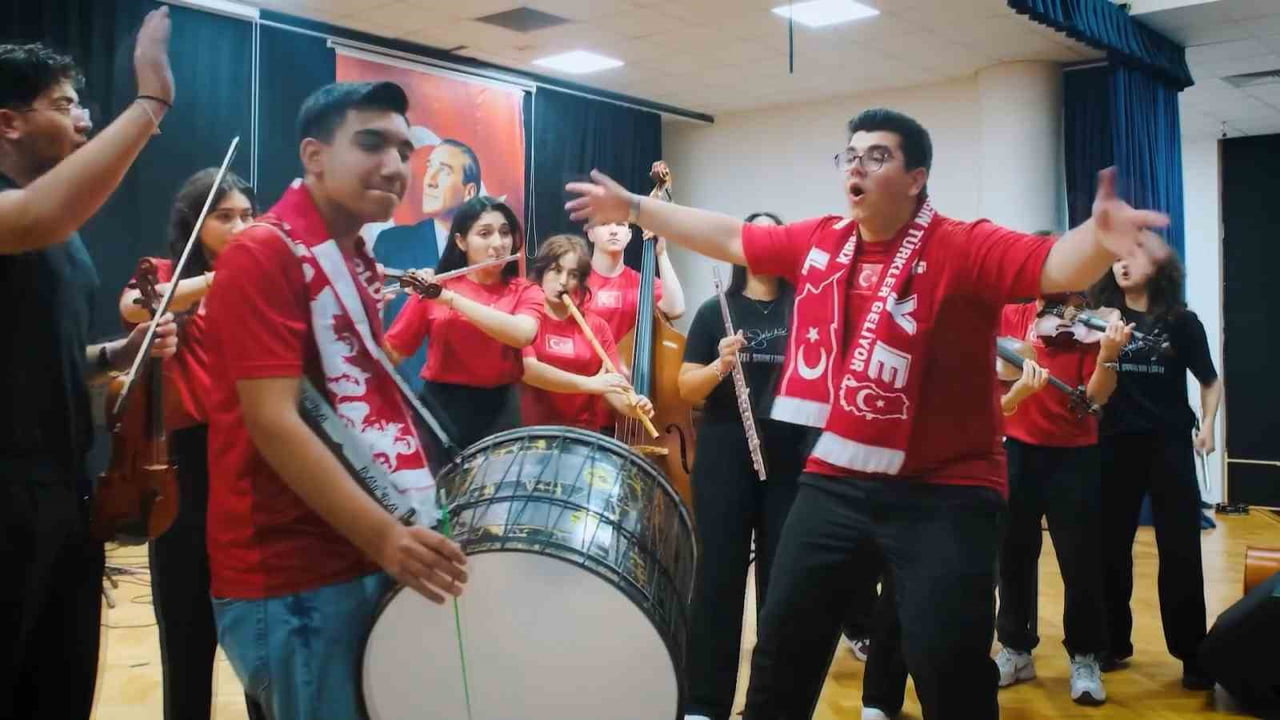 BURSA ZEKİ MÜREN GÜZEL SANATLAR LİSESİ ÖĞRENCİLERİ, "A MİLLÎ FUTBOL TAKIMI DÜNYA KUPASI FİNALLERİ"...
