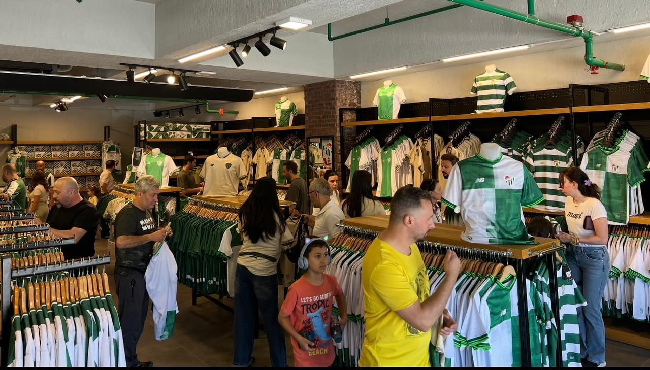 BURSASPOR’UN 2026-2027 SEZONU İÇİN HAZIRLADIĞI YENİ SEZON FORMALARI STORE MAĞAZALARINDA RESMEN...