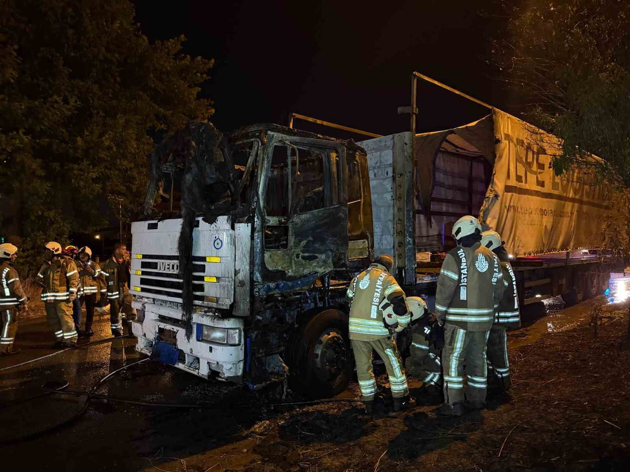 BÜYÜKÇEKMECE'DE PARK HALİNDEKİ TIRDA YANGIN ÇIKTI. OLAYDA YARALANAN OLMAZKEN, TIR KULLANILAMAZ...