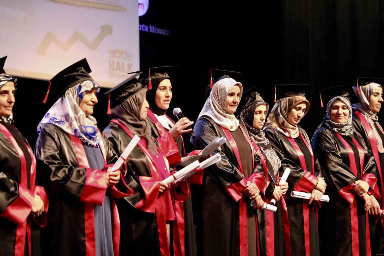 BÜYÜKÇEKMECE BELEDİYESİ HALK AKADEMİSİ MESLEK KURSLARI’NDA EĞİTİMLERİNİ TAMAMLAYAN KURSİYERLER...