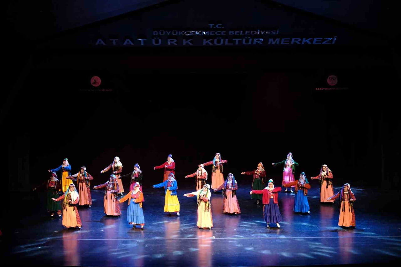 BÜYÜKÇEKMECE’DE ALTINKÖPRÜ HALK DANSLARI TOPLULUĞU ÖĞRENCİLERİ, YIL BOYUNCA YÜRÜTTÜĞÜ EĞİTİM...