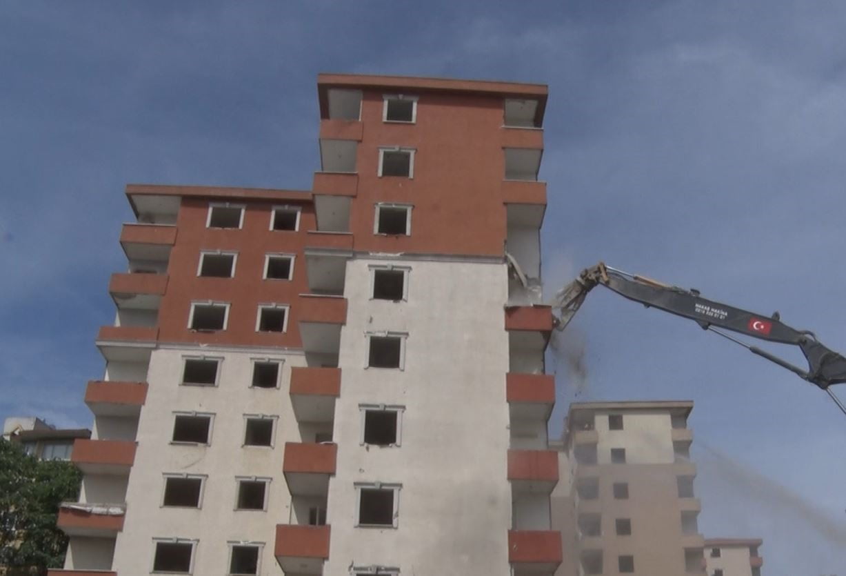 BÜYÜKÇEKMECE’DE DEPREMDE YIKILMA RİSKİ BULUNAN 36 YILLIK 11 BLOKLU SİTENİN KENTSEL DÖNÜŞÜM...