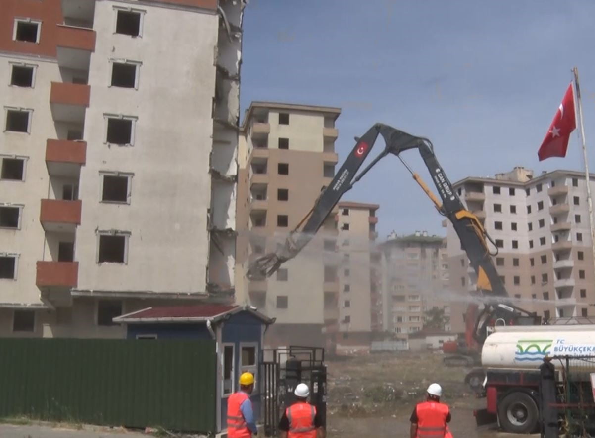 BÜYÜKÇEKMECE’DE DEPREMDE YIKILMA RİSKİ BULUNAN 36 YILLIK 11 BLOKLU SİTENİN KENTSEL DÖNÜŞÜM...
