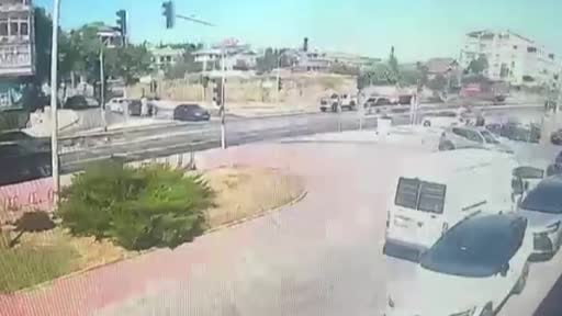 Büyükçekmece E-5'te itfaiye aracının devrilme anı kamerada