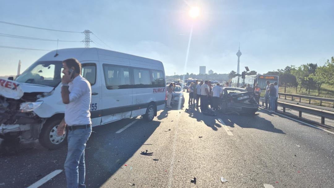 BÜYÜKÇEKMECE MEVKİ E-5 KARAYOLU’NDA BARİYERLE ÇARPAN ARAÇ YOLA SAVRULURKEN, ARKASINDAN GELEN...