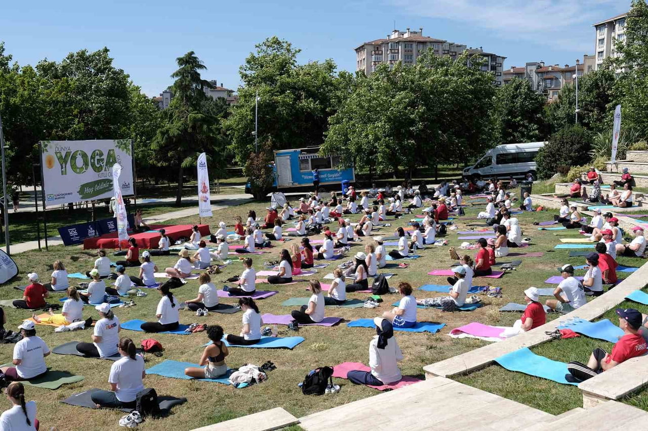 BÜYÜKÇEKMECE MİMAROBA BÜYÜK ATATÜRK PARKI’NDA BİR ARAYA GELEN KADINLAR; YOGA, MEDİTASYON, HİNT...