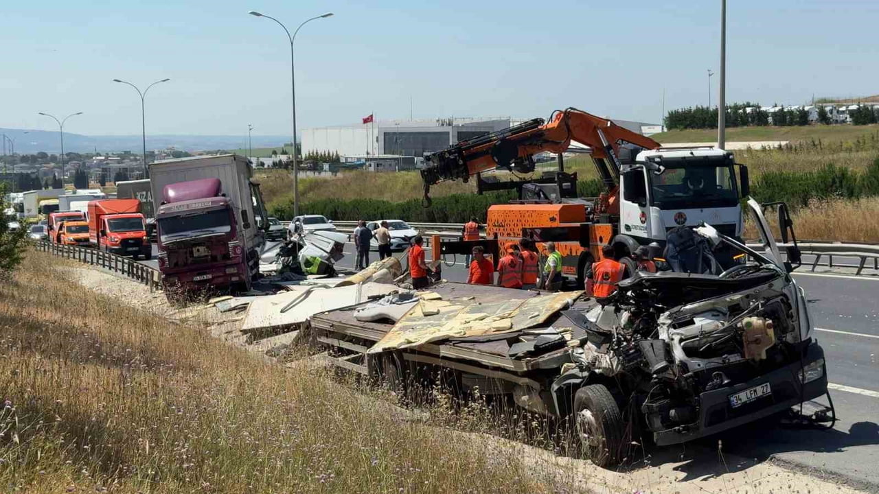 BÜYÜKÇEKMECE TEM OTOYOLU'NDA 3 KAMYON İLE OTOMOBİLİN KARIŞTIĞI ZİNCİRLEME KAZADA 1 KİŞİ...