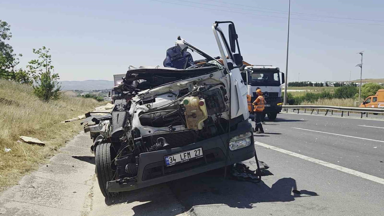 BÜYÜKÇEKMECE TEM OTOYOLU'NDA 3 KAMYON İLE OTOMOBİLİN KARIŞTIĞI ZİNCİRLEME KAZADA 1 KİŞİ...