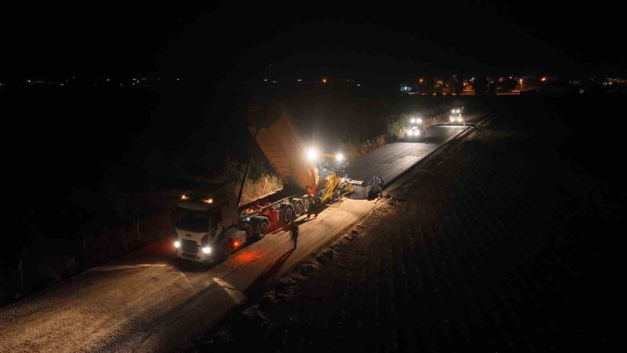 BÜYÜKŞEHİR BELEDİYESİNDEN EYYÜBİYE İLÇESİNDE GECE GÜNDÜZ ASFALT MESAİSİ