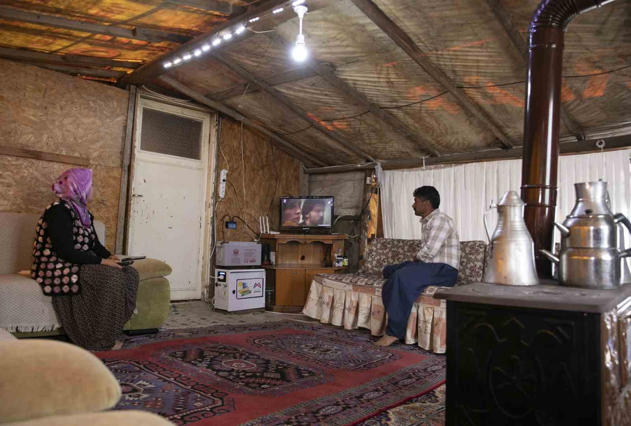 ÇADIR VE AHIRLARINDA KULLANDIKLARI GÜNEŞ PANELLERİ SAYESİNDE ENERJİ İHTİYAÇLARINI KARŞILAYAN AİLE...