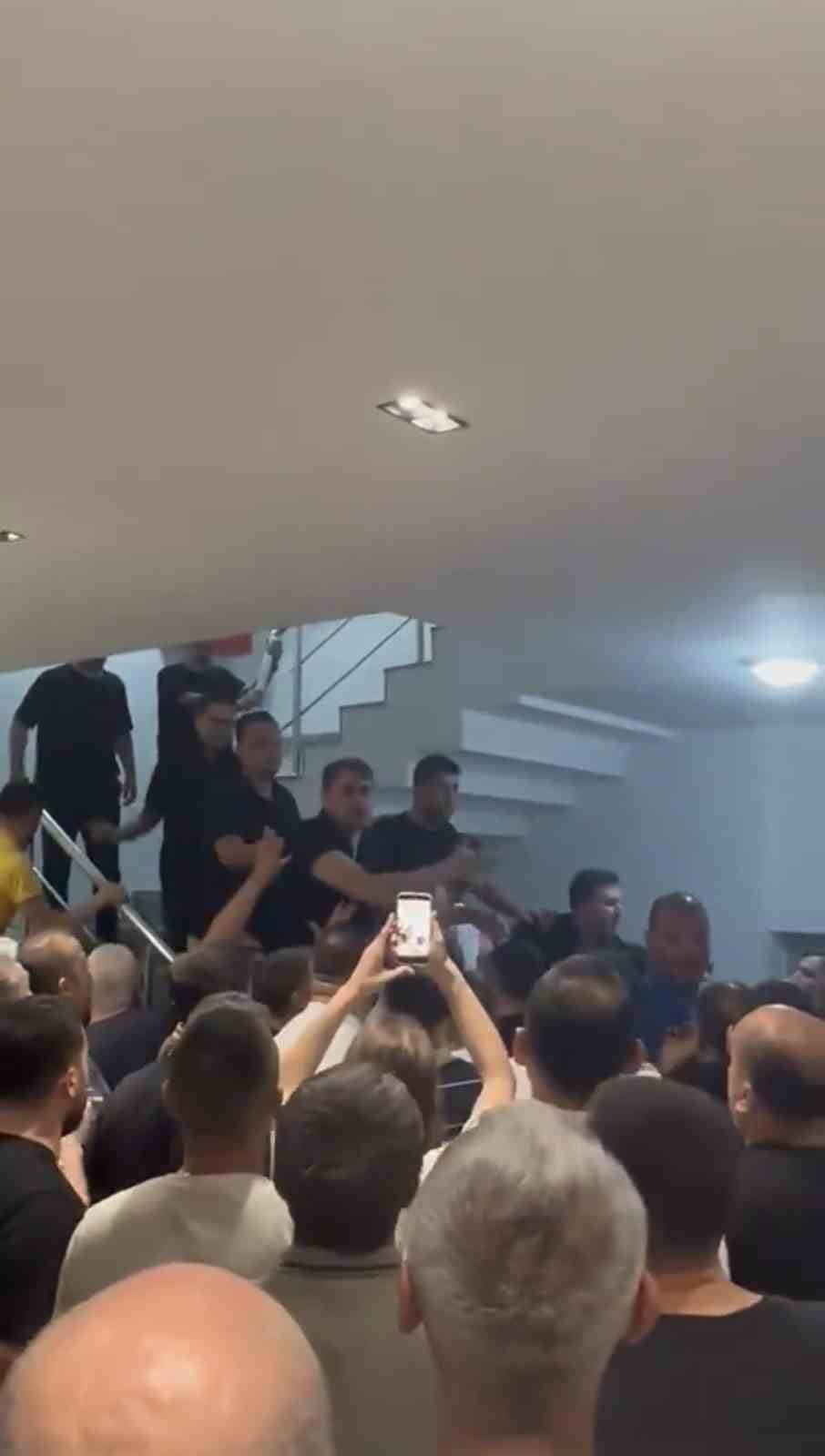 ÇAĞATAY GÜÇ'ÜN İL BİNASINDA SÜRDÜRDÜĞÜ NÖBET, GÖREVE YENİ ATANAN UTKU GÜMRÜKÇÜ VE DESTEKÇİLERİNİN...