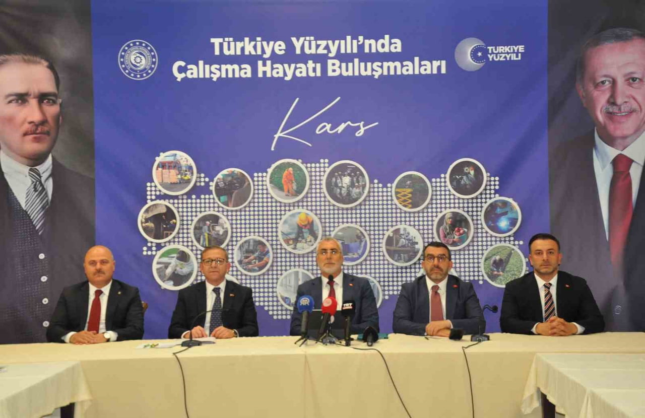 ÇALIŞMA VE SOSYAL GÜVENLİK BAKANI PROF. DR. VEDAT IŞIKHAN, KARSLI İŞ ADAMLARIYLA BİR ARAYA GELEREK...