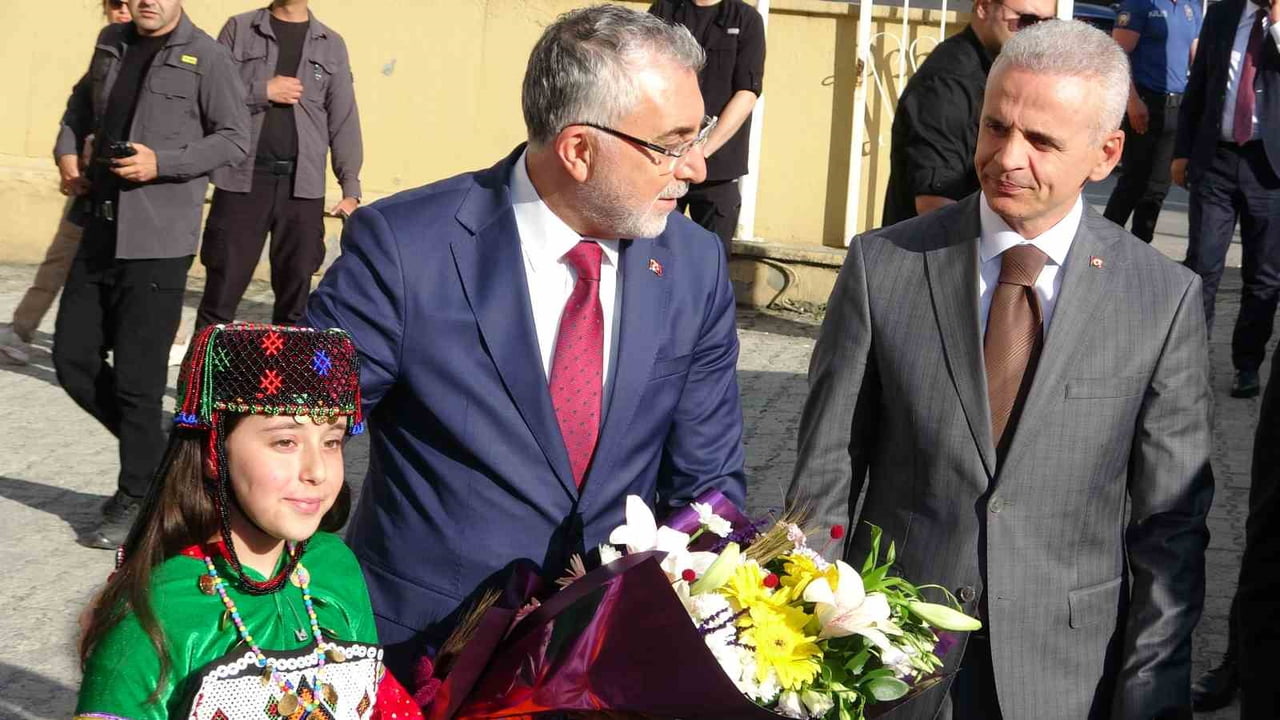 ÇALIŞMA VE SOSYAL GÜVENLİK BAKANI VEDAT IŞIKHAN, BİR DİZİ PROGRAM VE TEMASLARDA BULUNMAK ÜZERE...
