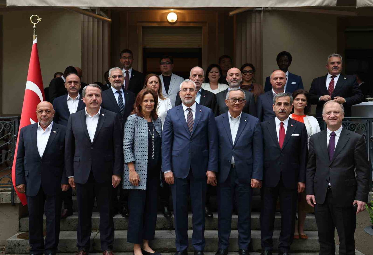 ÇALIŞMA VE SOSYAL GÜVENLİK BAKANI VEDAT IŞIKHAN, İŞÇİ, İŞVEREN VE MEMUR TEMSİLCİLERİYLE CENEVRE'DE...