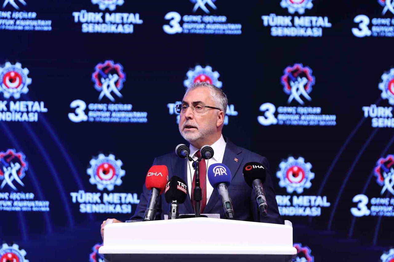 ÇALIŞMA VE SOSYAL GÜVENLİK BAKANI VEDAT IŞIKHAN, "TEKNOLOJİNİN KARANLIK YANINA, DİJİTAL BAĞIMLILIK...
