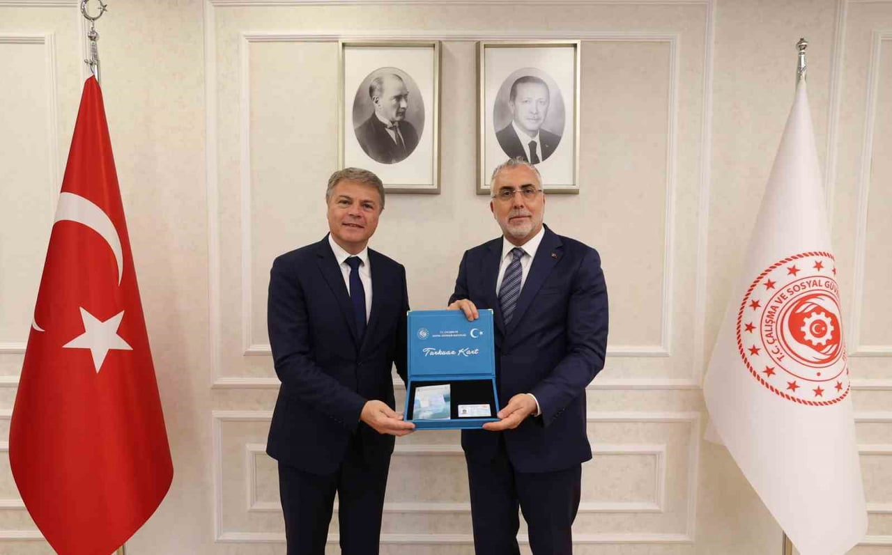 ÇALIŞMA VE SOSYAL GÜVENLİK BAKANI VEDAT IŞIKHAN, RENAULT GROUP TÜRKİYE CEO’SU LİONEL JAİLLET’YE...