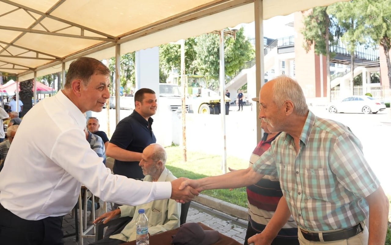 ÇALIŞMALARI YERİNDE İNCELEYEN İZMİR BÜYÜKŞEHİR BELEDİYE BAŞKANI DR. CEMİL TUGAY, SAHA EKİPLERİYLE...