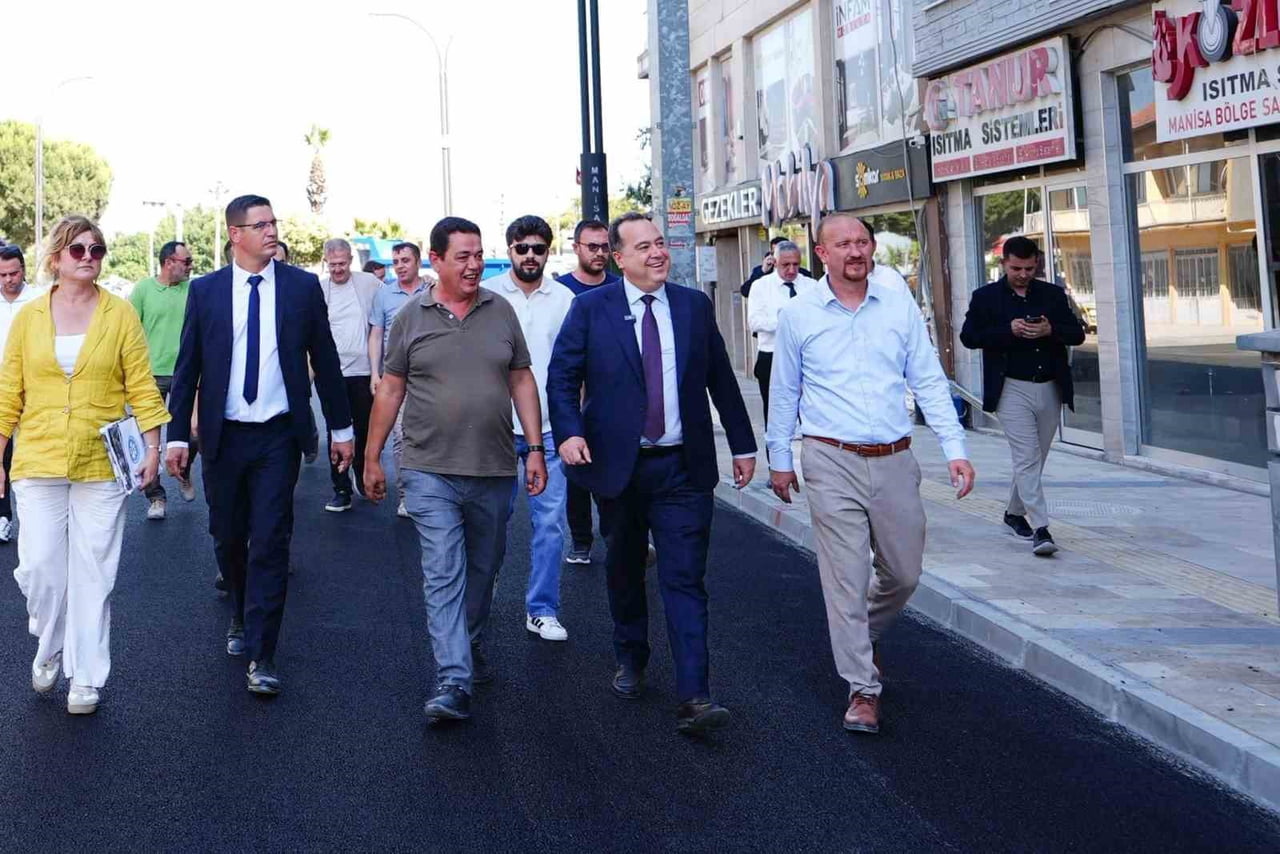 ÇALIŞMALARI YERİNDE İNCELEYEN MANİSA BÜYÜKŞEHİR BELEDİYE BAŞKANI BESİM DUTLULU (SAĞDAN 2.)...
