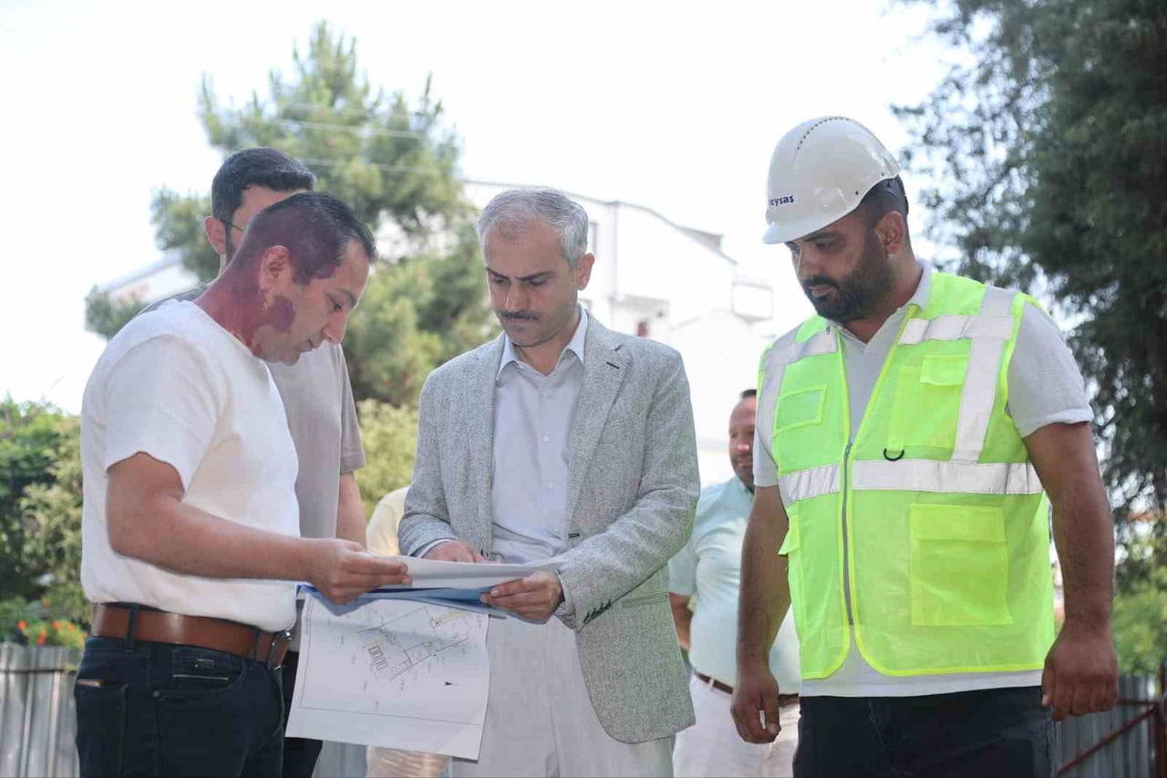 ÇALIŞMALARI YERİNDE TAKİP EDEN ÇAYIROVA BELEDİYE BAŞKANI BÜNYAMİN ÇİFTÇİ, ŞANTİYE ALANINDA...