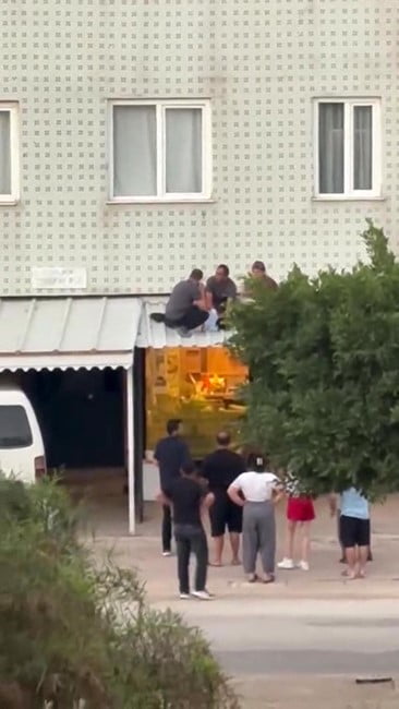 CAM SİLERKEN METRELERCE YÜKSEKLİKTEN DÜŞEN GENÇ KIZ YARALANDI