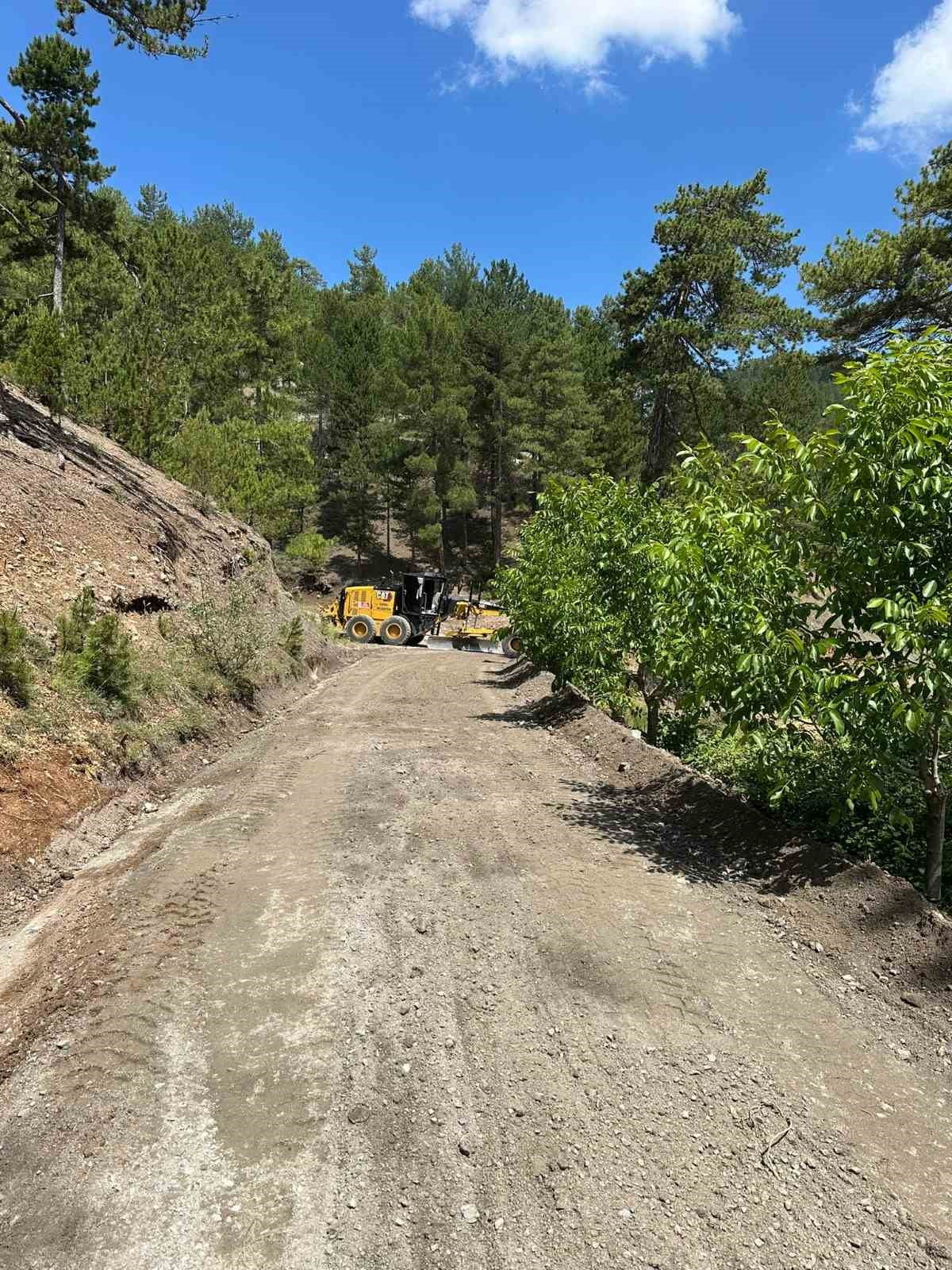 ÇAMELİ BELEDİYESİ FEN İŞLERİ MÜDÜRLÜĞÜ EKİPLERİ, İLÇE GENELİNDE ULAŞIM ALTYAPISINI GÜÇLENDİRMEYE...